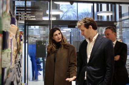 Staatssecretaris Karremans (VWS) bezoekt supermarkt tijdens werkbezoek over gezondheid - CBL